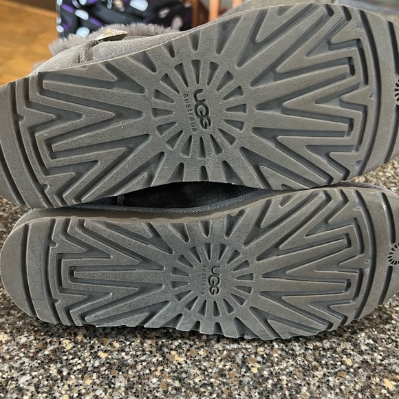 Women’s low button constellation UGGS size 8 bling, diamond button details - Picture 4 of 6